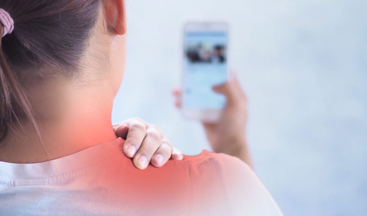 Molto spesso, il collo fa male a causa di una postura scorretta, ad esempio quando una persona utilizza uno smartphone per un lungo periodo