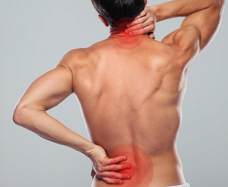 Un uomo ha un'osteocondosi della colonna vertebrale